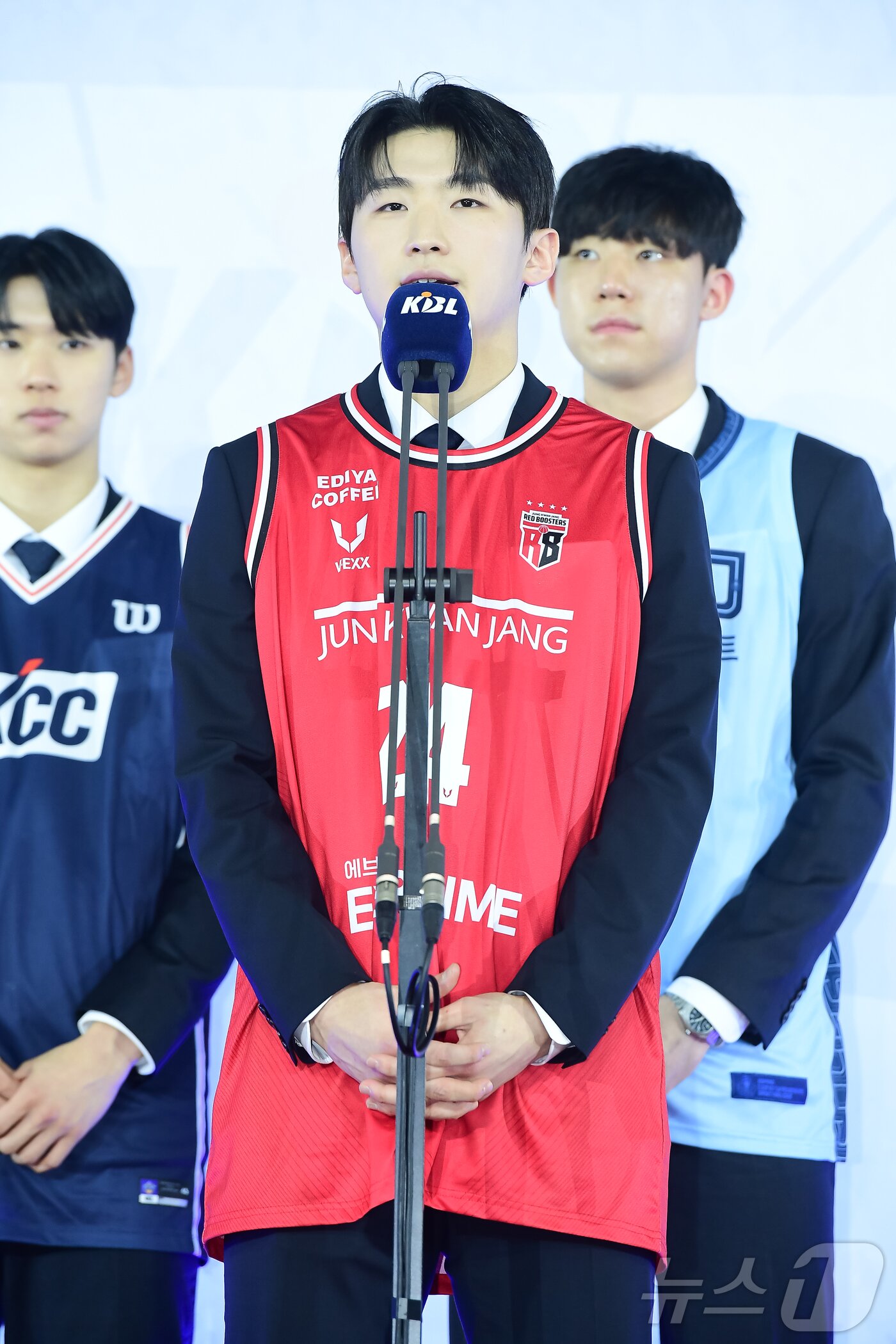 본문 이미지 - 14일 오후 서울 송파구 잠실학생체육관에서 열린 2025 KBL 신인선수 드래프트에서 1라운드 1순위로 안양 정관장의 지명을 받은 문유현이 소감을 밝히고 있다. (KBL 제공. 재판매 및 DB 금지) 2025.11.14/뉴스1