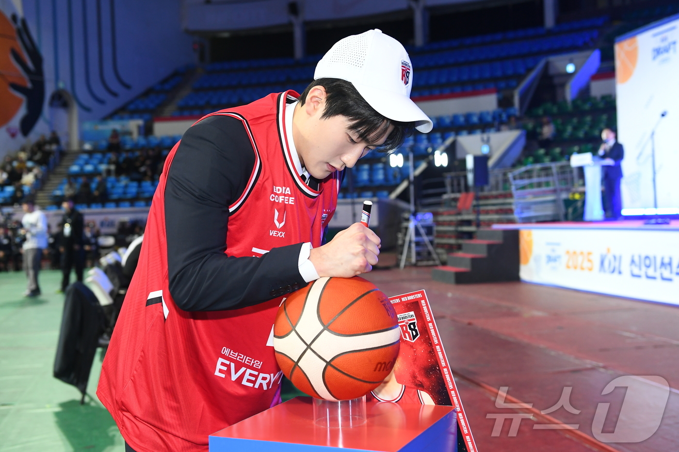 (서울=뉴스1) = 14일 오후 서울 송파구 잠실학생체육관에서 열린 2025 KBL 신인선수 드래프트에서 1라운드 1순위로 안양 정관장의 유니폼을 입은 문유현이 사인볼에 사인을 하 …