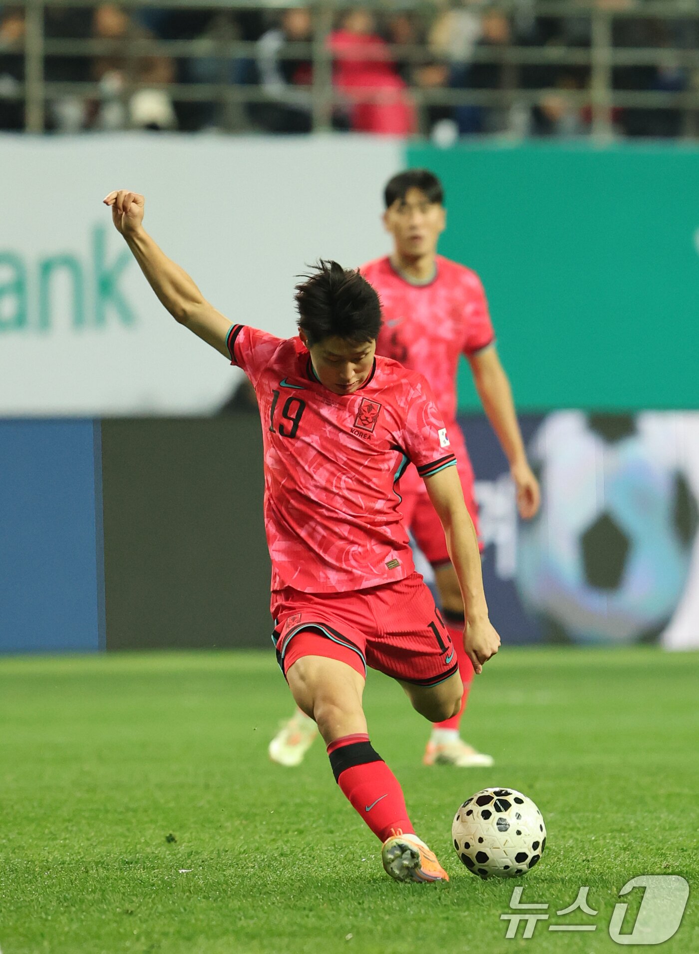 본문 이미지 - 14일 오후 대전 유성구 대전월드컵경기장에서 열린 ‘하나은행 초청 국가대표팀 친선경기’ 대한민국과 볼리비아의 경기에서 이강인이 슛을 시도하고 있다. 2025.11.14/뉴스1 ⓒ News1 김기태 기자