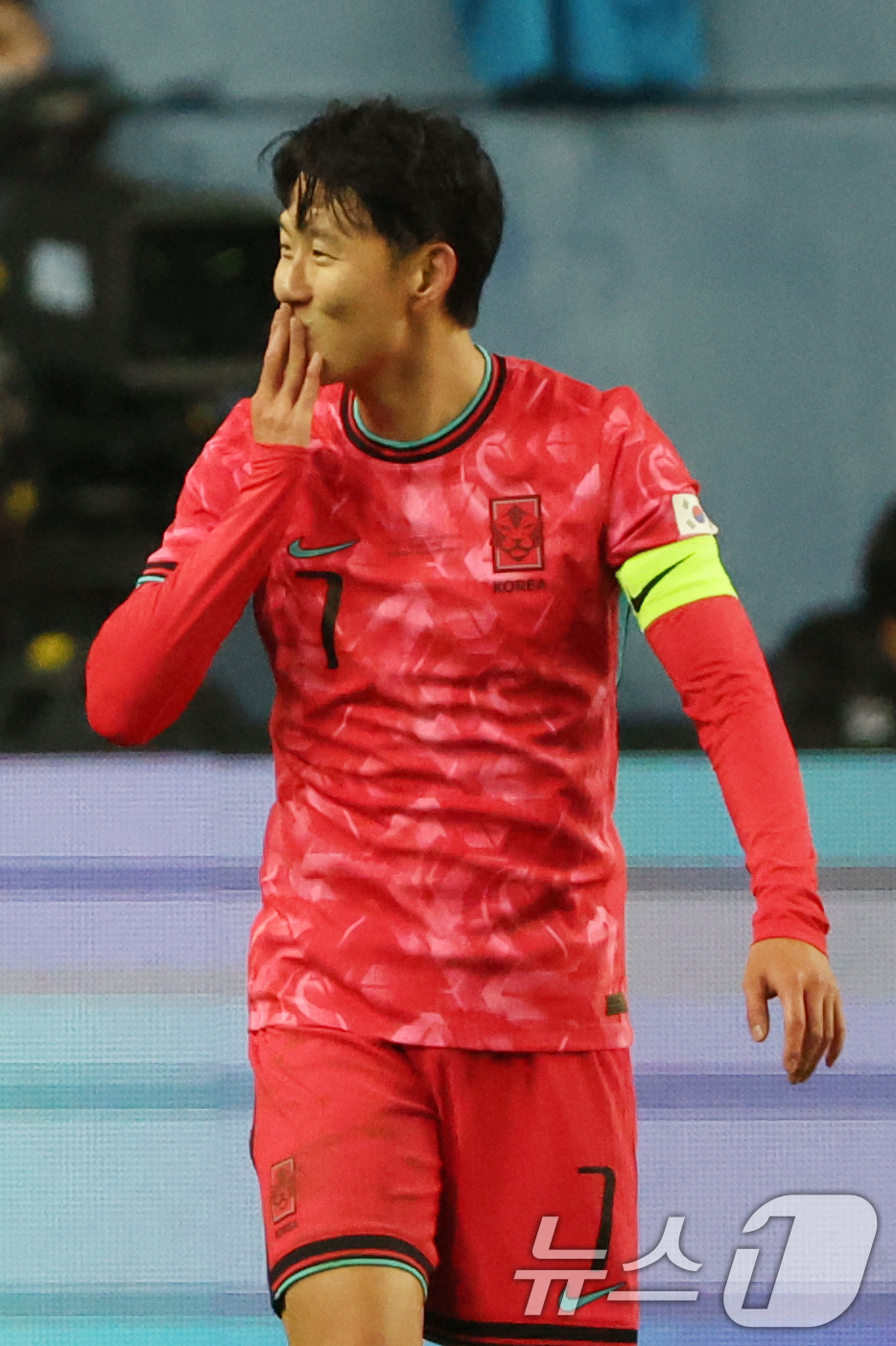 (대전=뉴스1) 황기선 기자 = 14일 오후 대전 유성구 대전월드컵경기장에서 열린 ‘하나은행 초청 국가대표팀 친선경기’ 대한민국과 볼리비아의 경기에서 대한민국 손흥민이 골을 넣은 …