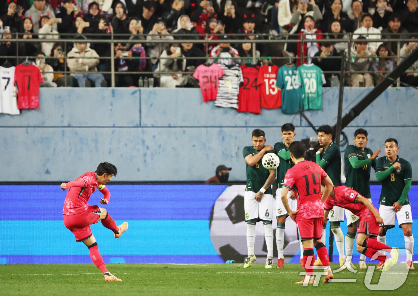 본문 이미지 - 14일 오후 대전 유성구 대전월드컵경기장에서 열린 ‘하나은행 초청 국가대표팀 친선경기’ 대한민국과 볼리비아의 경기에서 대한민국 손흥민이 프리킥 골을 넣고 있다. 2025.11.14/뉴스1 ⓒ News1 황기선 기자