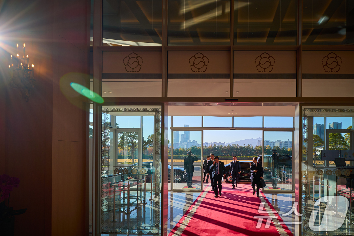 (서울=뉴스1) 허경 기자 = 이재명 대통령이 14일 서울 용산 대통령실 청사로 출근하고 있다. (이재명 대통령 SNS. 재판매 및 DB 금지) 2025.11.14/뉴스1