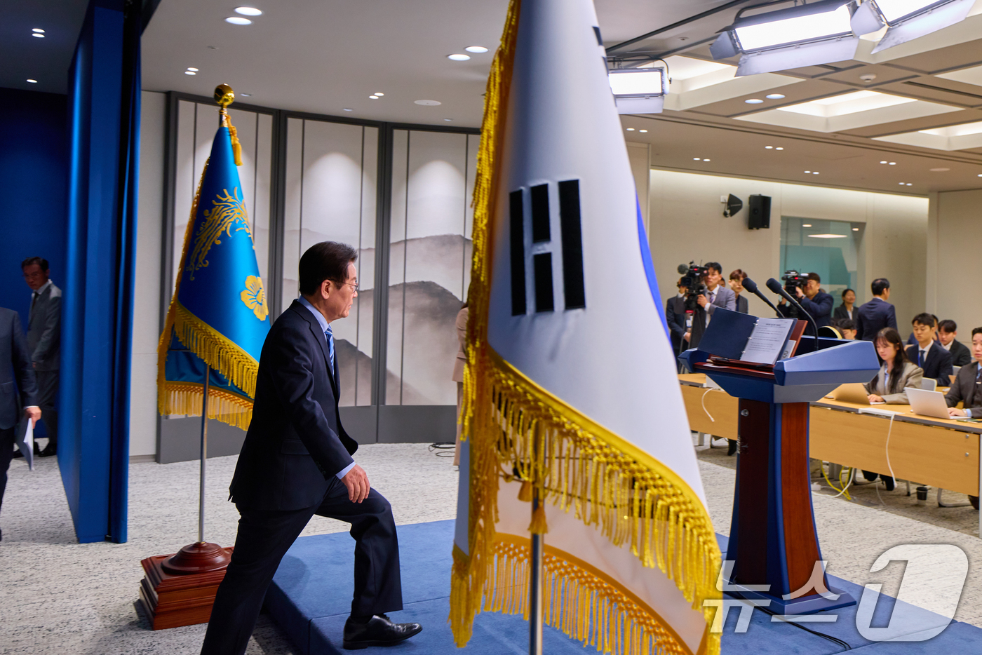 (서울=뉴스1) 허경 기자 = 이재명 대통령이 14일 서울 용산 대통령실 청사에서 한·미 팩트시트 타결 결과를 발표하기 위해 입장하고 있다. (이재명 대통령 SNS. 재판매 및 D …