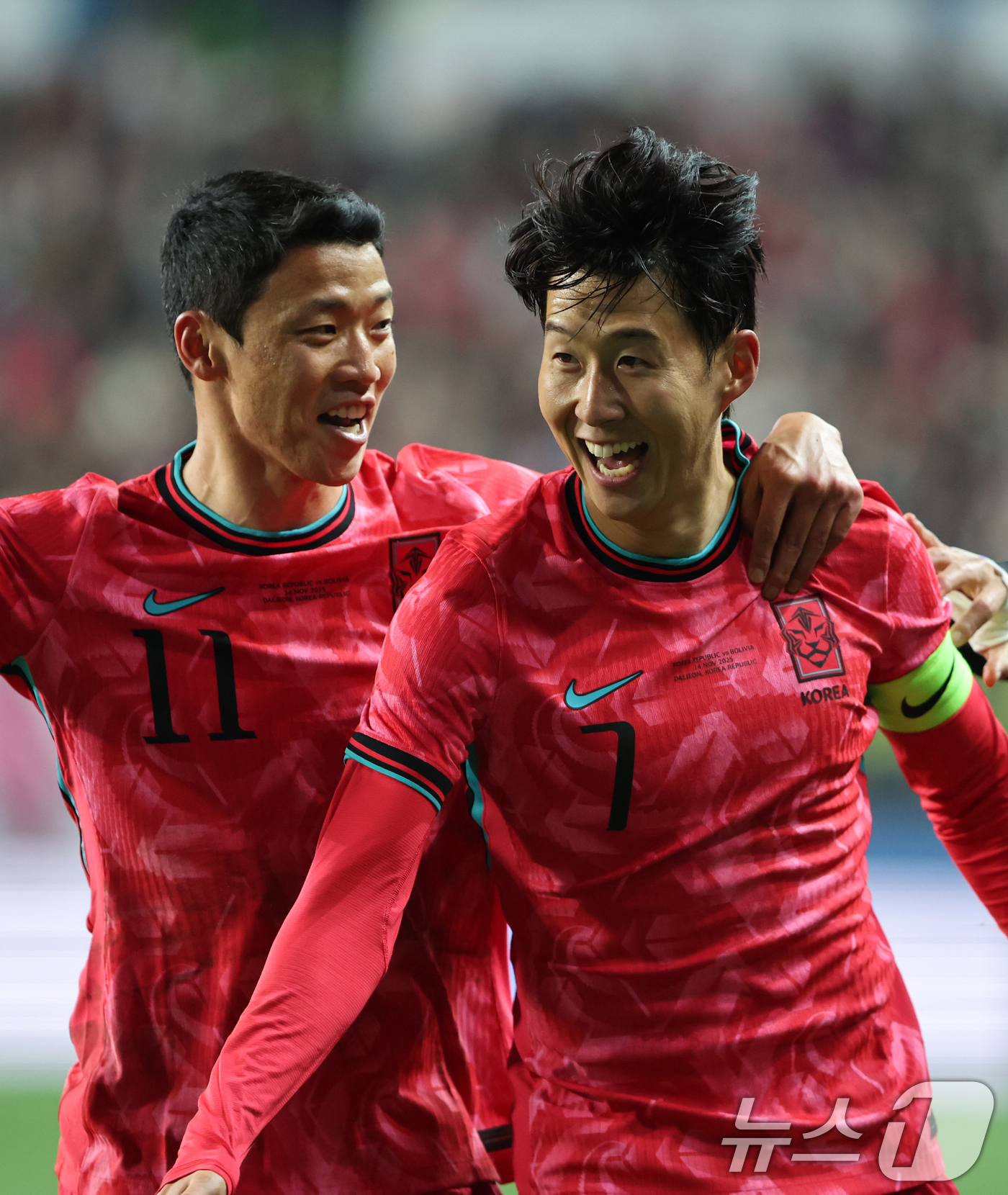 (대전=뉴스1) 김기태 기자 = 14일 오후 대전 유성구 대전월드컵경기장에서 열린 ‘하나은행 초청 국가대표팀 친선경기’ 대한민국과 볼리비아의 경기에서 프리킥 골을 넣은 손흥민 기뻐 …