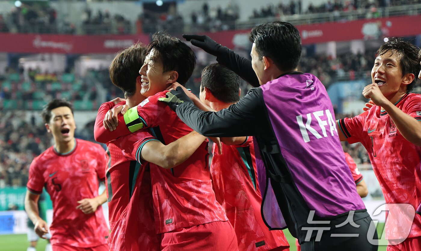 본문 이미지 - 14일 오후 대전 유성구 대전월드컵경기장에서 열린 ‘하나은행 초청 국가대표팀 친선경기’ 대한민국과 볼리비아의 경기에서 프리킥 골을 넣은 손흥민 이재성을 끌어안고 동료들과 기쁨을 나누고 있다. 2025.11.14/뉴스1 ⓒ News1 김기태 기자