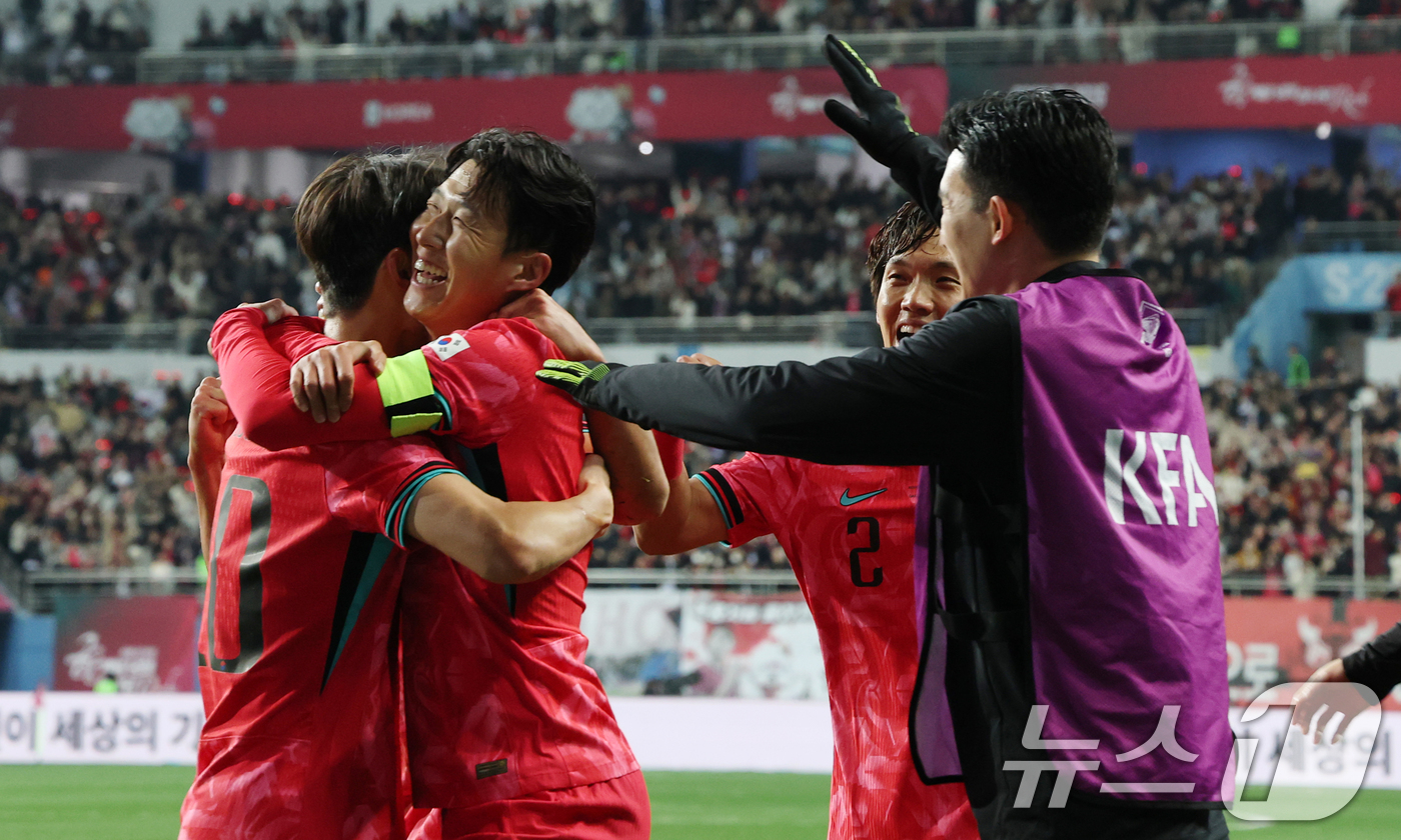 (대전=뉴스1) 김기태 기자 = 14일 오후 대전 유성구 대전월드컵경기장에서 열린 ‘하나은행 초청 국가대표팀 친선경기’ 대한민국과 볼리비아의 경기에서 프리킥 골을 넣은 손흥민 이재 …