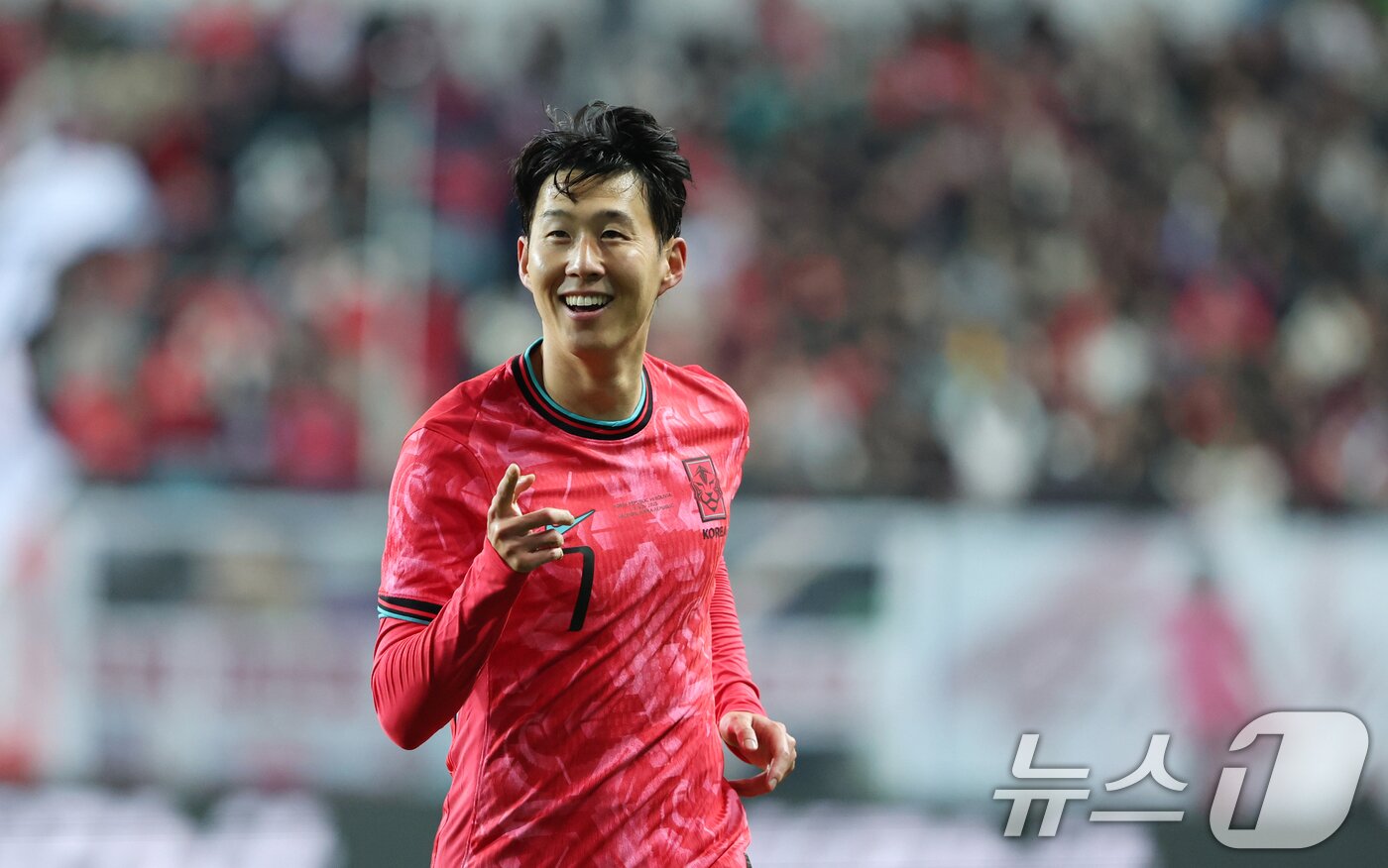본문 이미지 - 14일 오후 대전 유성구 대전월드컵경기장에서 열린 ‘하나은행 초청 국가대표팀 친선경기’ 대한민국과 볼리비아의 경기에서 환상적인 프리킥 골을 넣은 손흥민이 기뻐하고 있다. 2025.11.14/뉴스1 ⓒ News1 김기태 기자