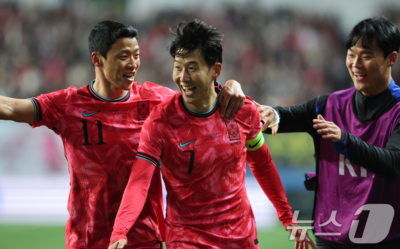본문 이미지 - 볼리비아를 상대로 프리킥 골을 성공시킨 뒤 기뻐하는 손흥민(가운데) 2025.11.14 ⓒ 뉴스1 김기태 기자