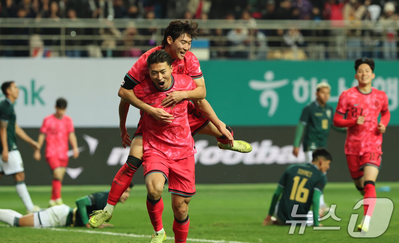 본문 이미지 - 14일 오후 대전 유성구 대전월드컵경기장에서 열린 ‘하나은행 초청 국가대표팀 친선경기’ 대한민국과 볼리비아의 경기에서 조규성이 골을 넣고 기뻐하고 있다. ⓒ News1 김기태 기자