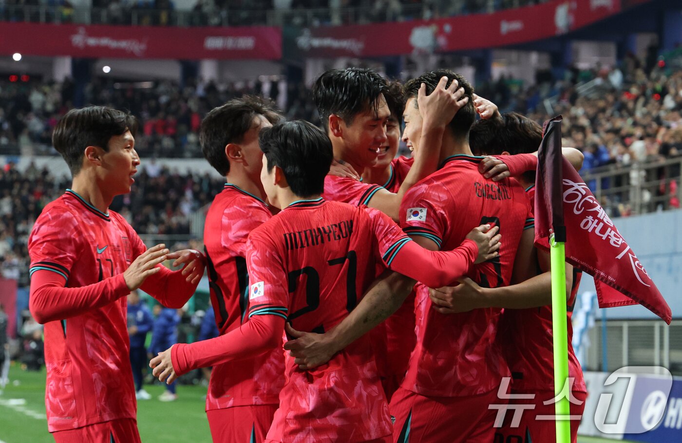본문 이미지 - 14일 오후 대전 유성구 대전월드컵경기장에서 열린 ‘하나은행 초청 국가대표팀 친선경기’ 대한민국과 볼리비아의 경기에서 골을 넣은 조규성이 동료들과 기쁨을 나누고 있다. 2025.11.14/뉴스1 ⓒ News1 김기태 기자