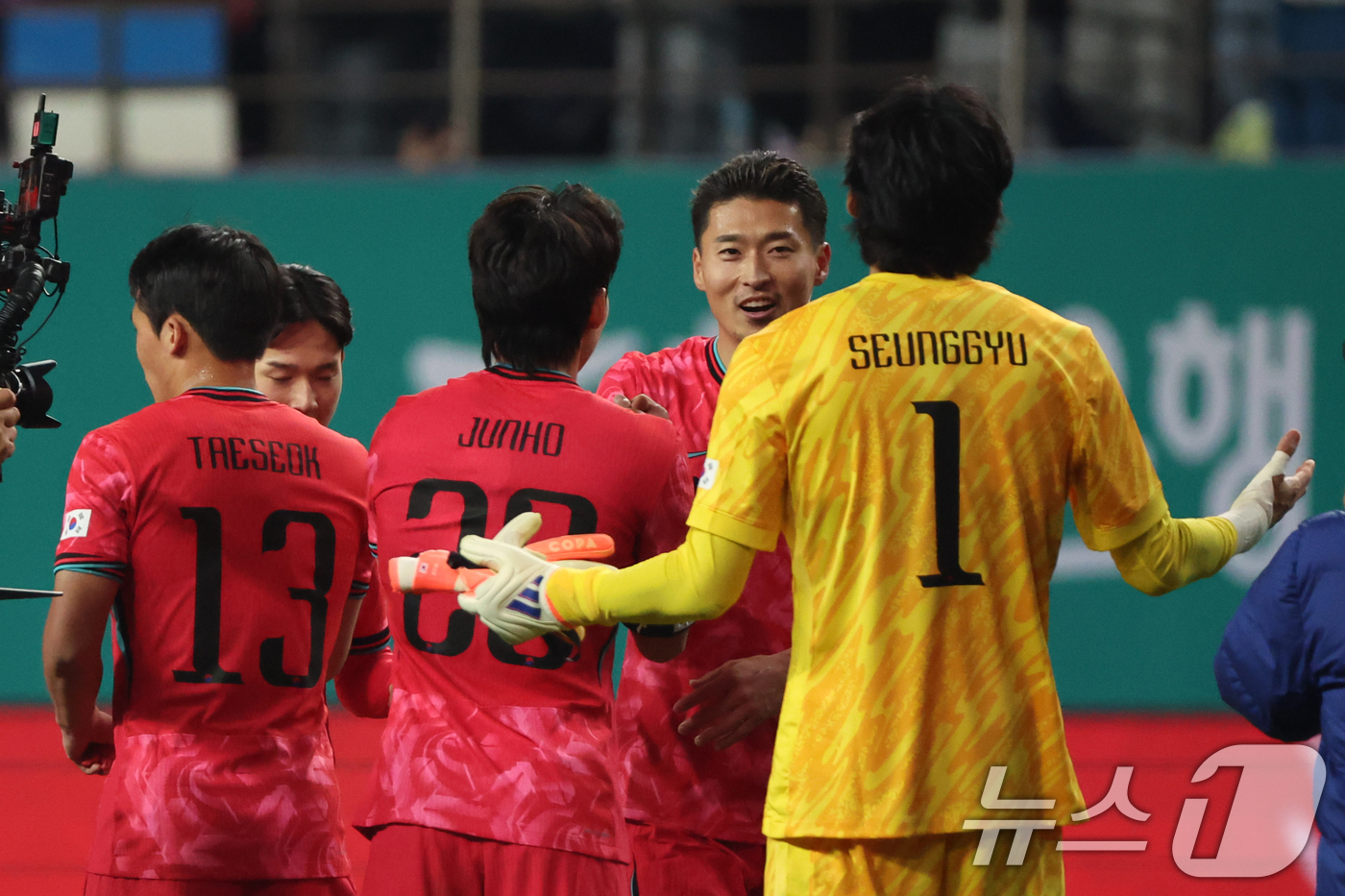 (대전=뉴스1) 황기선 기자 = 14일 오후 대전 유성구 대전월드컵경기장에서 열린 ‘하나은행 초청 국가대표팀 친선경기’ 대한민국과 볼리비아의 경기에서 2대0으로 대한민국 선수들이 …