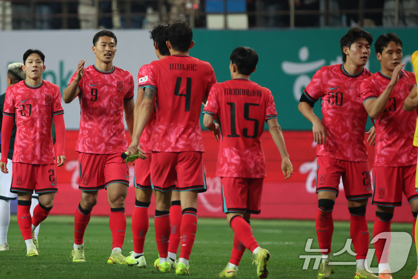 (대전=뉴스1) 황기선 기자 = 14일 오후 대전 유성구 대전월드컵경기장에서 열린 ‘하나은행 초청 국가대표팀 친선경기’ 대한민국과 볼리비아의 경기에서 2대0으로 승리한 대한민국 선 …