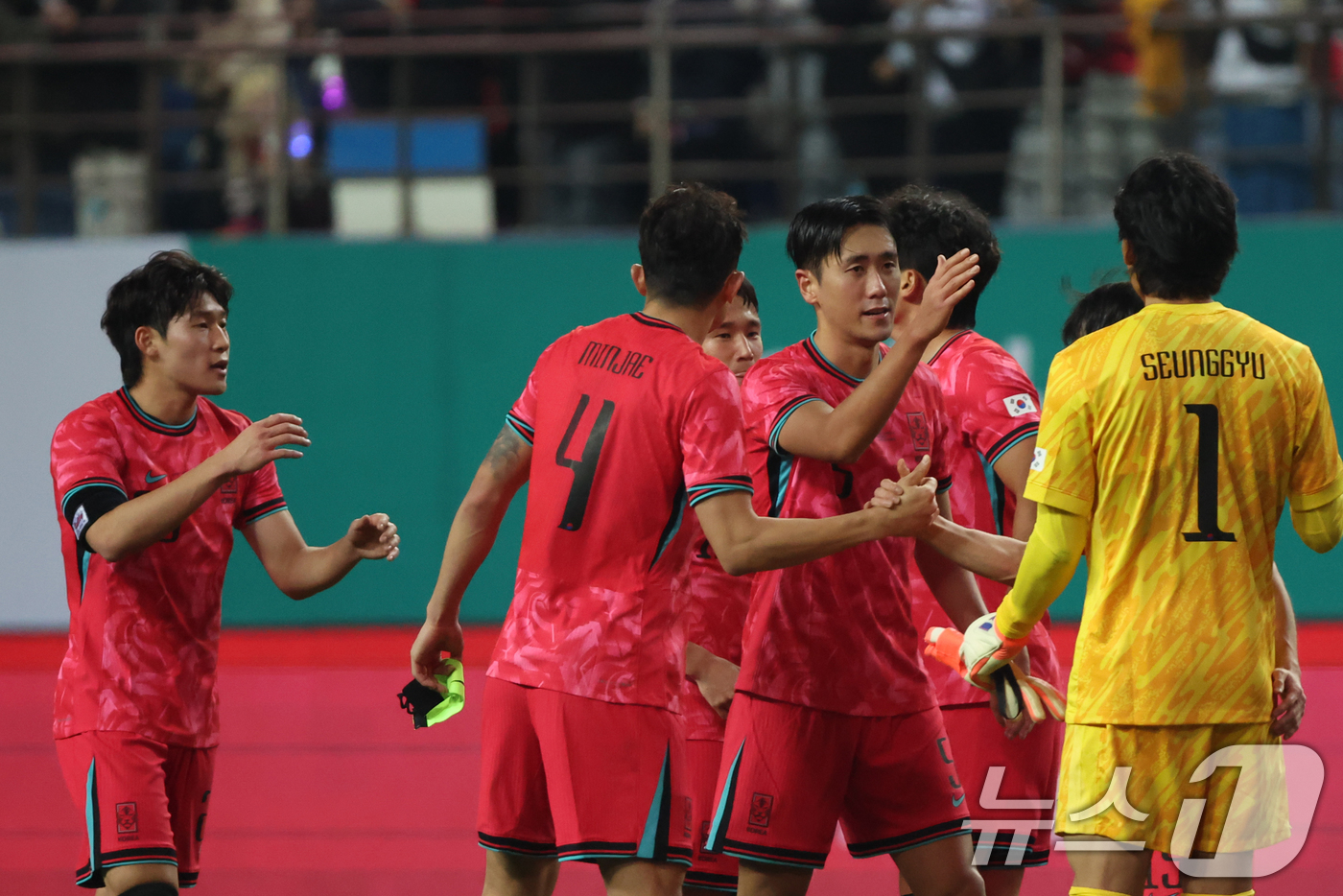 (대전=뉴스1) 황기선 기자 = 14일 오후 대전 유성구 대전월드컵경기장에서 열린 ‘하나은행 초청 국가대표팀 친선경기’ 대한민국과 볼리비아의 경기에서 2대0으로 승리한 대한민국 선 …