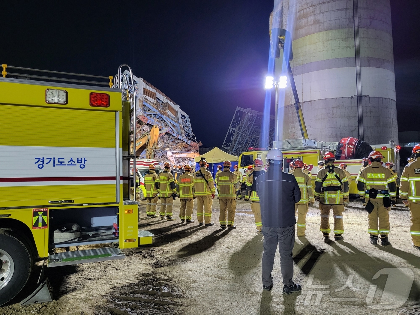 (울산=뉴스1) 박정현 기자 = 14일 오후 울산화력발전소 붕괴 현장에서 마지막 매몰자를 수습하고 병원으로 이송하기 앞서 모든 현장 관계자들이 도열해 고인에 대한 예를 갖추고 있다 …