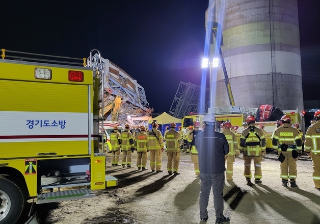 울산화력 붕괴 사고 마지막 실종자 수습 후 도열한 소방 대원들