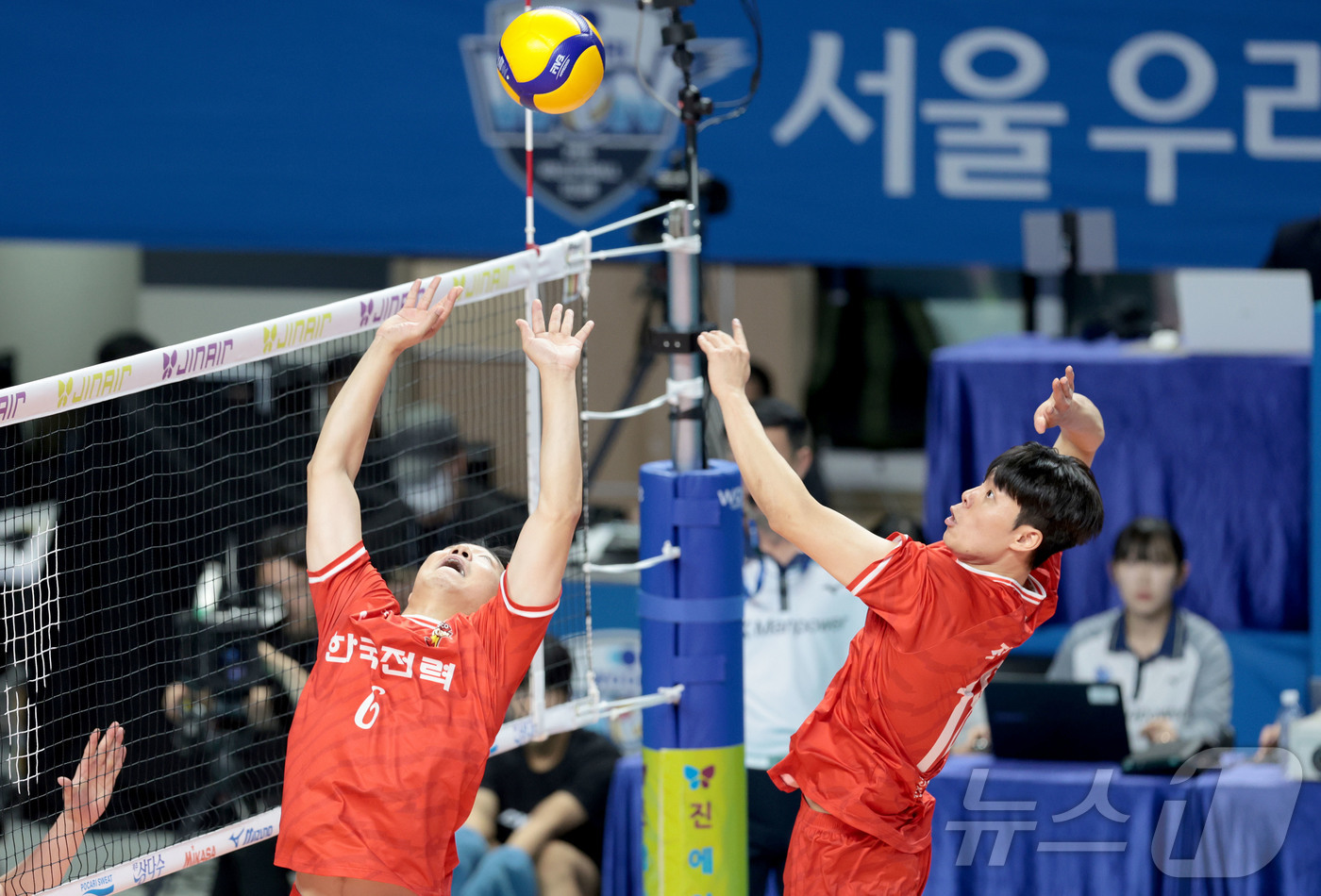(서울=뉴스1) = 14일 서울 중구 장충체육관에서 열린 진에어 2025-26 V-리그 프로배구대회 한국전력과 우리카드의 경기에서 한국전력 전진선이 하승우의 토스를 받아 속공하고 …