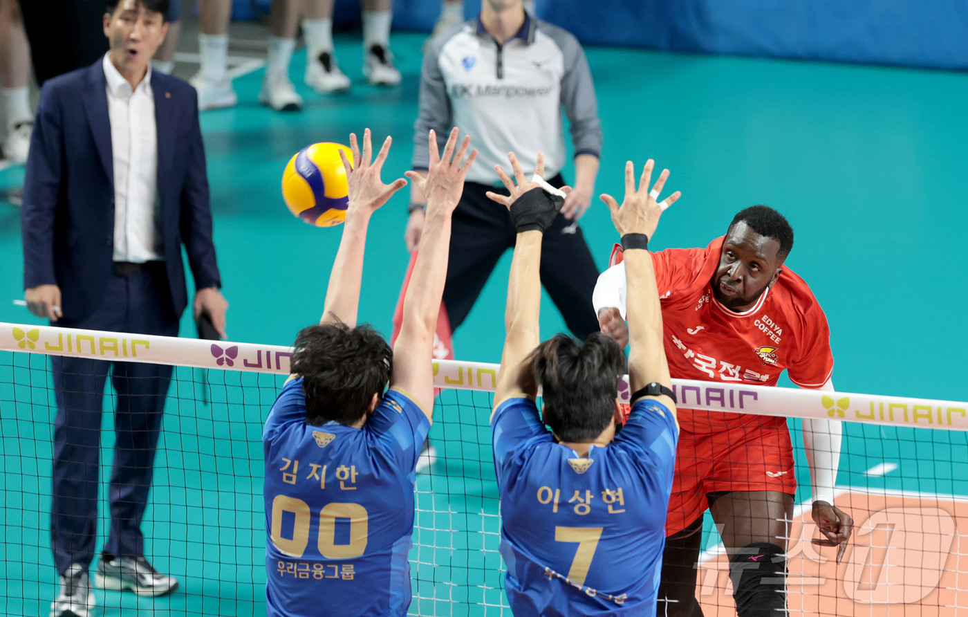 (서울=뉴스1) = 14일 서울 중구 장충체육관에서 열린 진에어 2025-26 V-리그 프로배구대회 한국전력과 우리카드의 경기에서 한국전력 베논이 공격하고 있다.한국전력이 우리카드 …