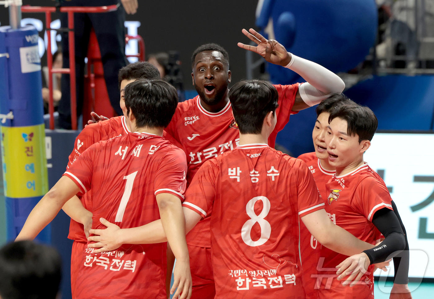 (서울=뉴스1) = 14일 서울 중구 장충체육관에서 열린 진에어 2025-26 V-리그 프로배구대회 한국전력과 우리카드의 경기에서 한국전력 베논이 트리플크라운 달성을 손가락으로 표 …