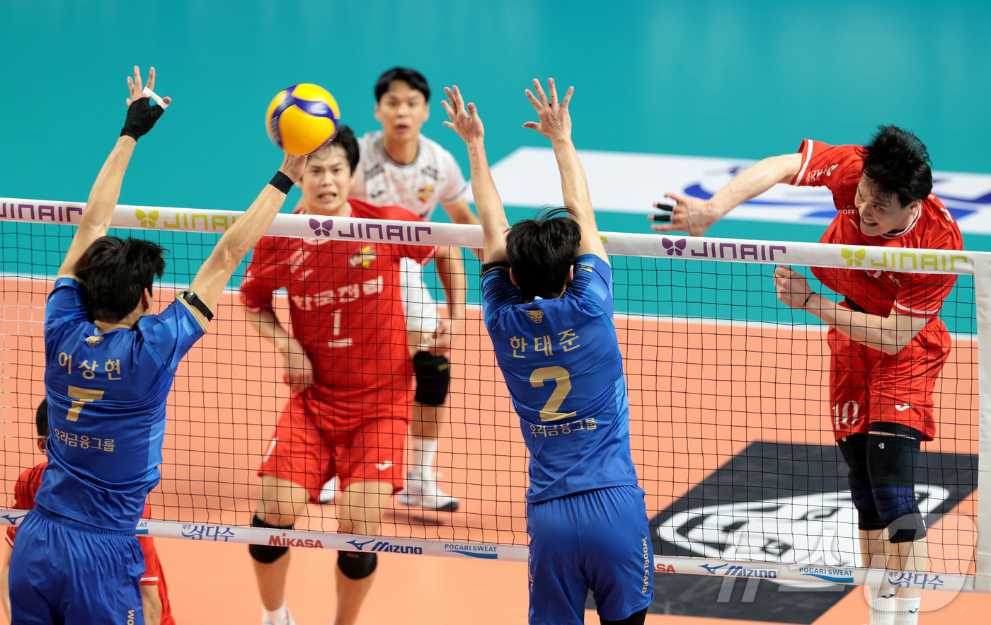 (서울=뉴스1) = 14일 서울 중구 장충체육관에서 열린 진에어 2025-26 V-리그 프로배구대회 한국전력과 우리카드의 경기에서 한국전력 김정호가 공격하고 있다.한국전력이 우리카 …