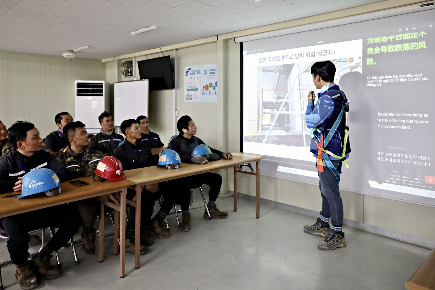 본문 이미지 - GS건설 아파트 현장에서 ‘자이 보이스’를 활용해 다양한 국적의 외국인 근로자들에게 안전교육을 진행하고 있는 사진 &#40;GS건설 제공&#41;  뉴스1 ⓒ News1