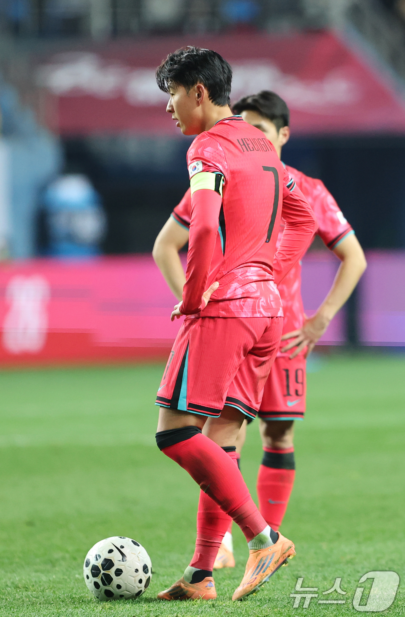 (대전=뉴스1) 김기태 기자 = 14일 오후 대전 유성구 대전월드컵경기장에서 열린 ‘하나은행 초청 국가대표팀 친선경기’ 대한민국과 볼리비아의 경기에서 손흥민이 프리킥을 차기 위해 …