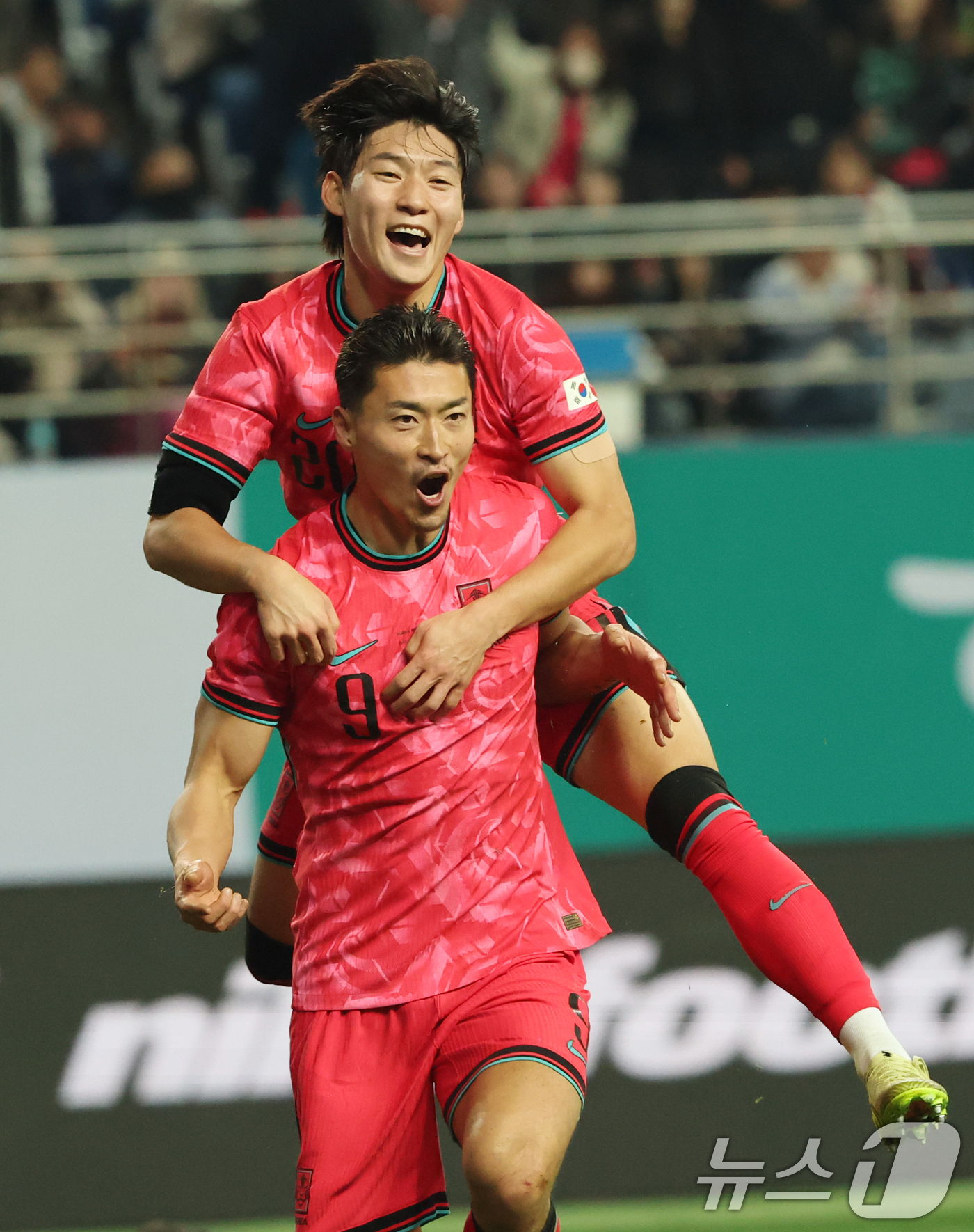 (대전=뉴스1) 김기태 기자 = 14일 오후 대전 유성구 대전월드컵경기장에서 열린 ‘하나은행 초청 국가대표팀 친선경기’ 대한민국과 볼리비아의 경기에서 조규성이 골을 넣은 뒤 환호하 …