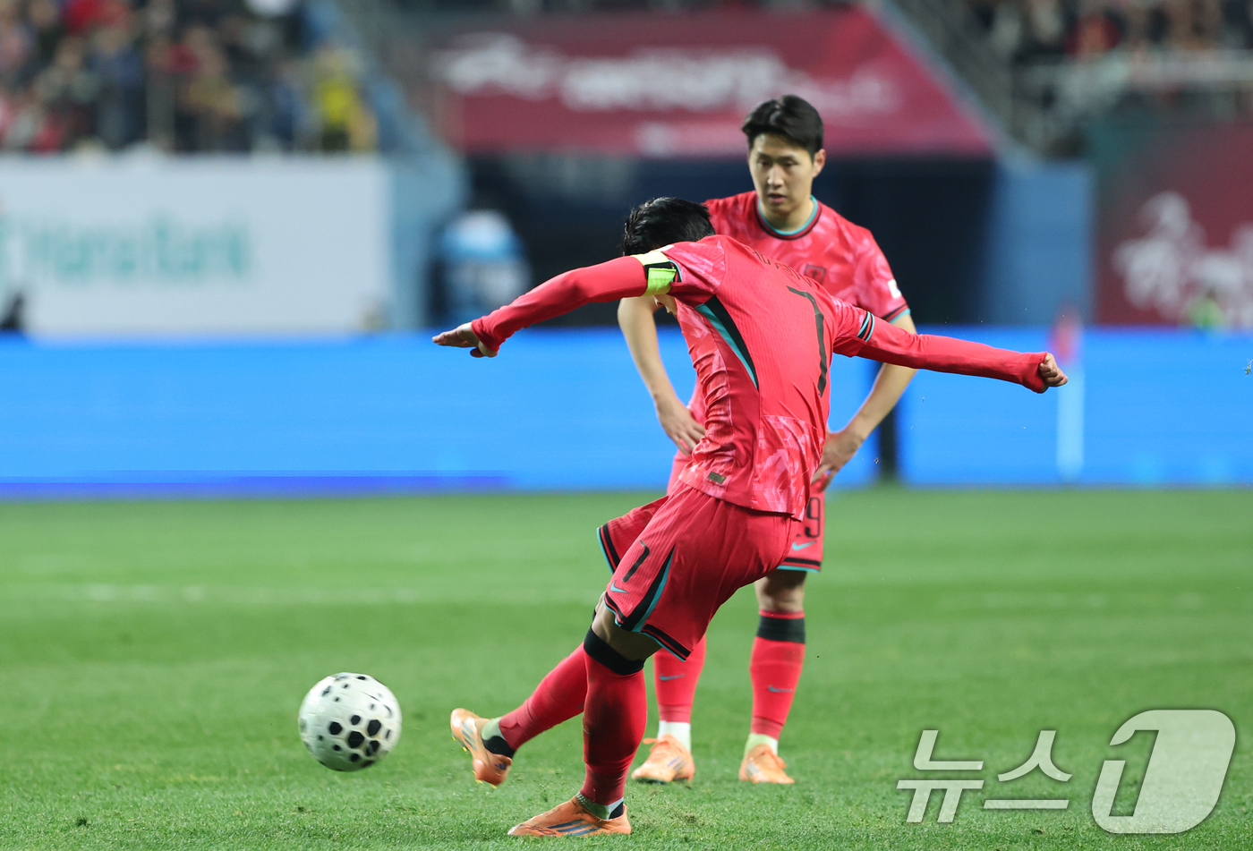 (대전=뉴스1) 김기태 기자 = 14일 오후 대전 유성구 대전월드컵경기장에서 열린 ‘하나은행 초청 국가대표팀 친선경기’ 대한민국과 볼리비아의 경기에서 손흥민이 프리킥으로 득점하고 …