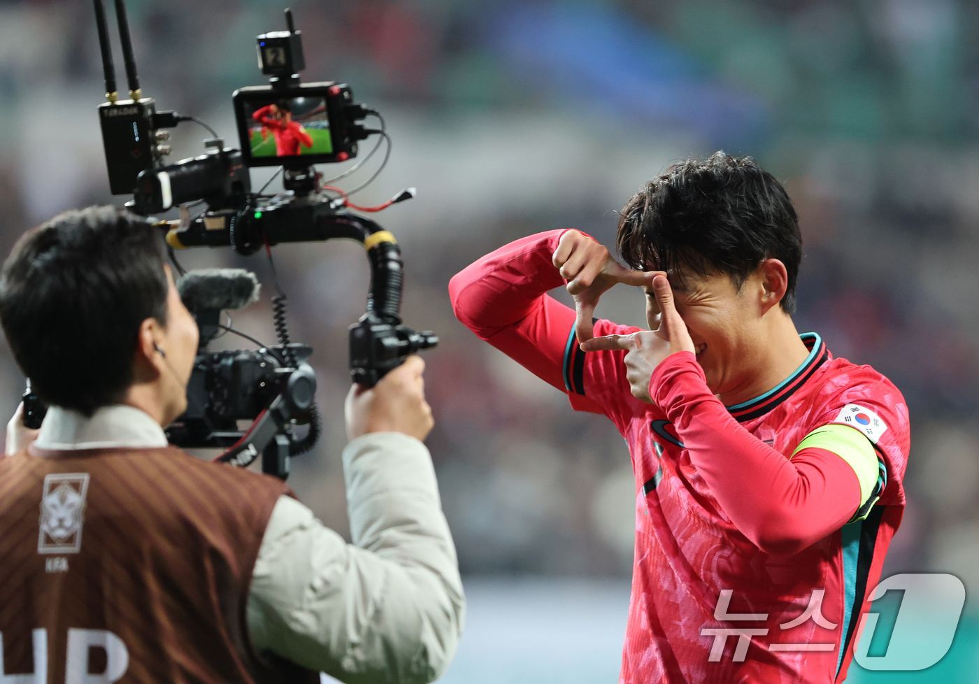 (대전=뉴스1) 김기태 기자 = 14일 오후 대전 유성구 대전월드컵경기장에서 열린 ‘하나은행 초청 국가대표팀 친선경기’ 대한민국과 볼리비아의 경기에서 손흥민이 득점 후 세리머니를 …