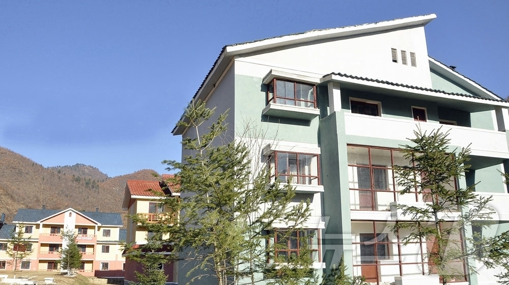 (평양 노동신문=뉴스1) = 북한 노동당 기관지 노동신문은 15일 양강도농촌경리위원회 포성농장, 삼수군 중룡농장에서 새집들이가 진행됐다고 보도했다. [국내에서만 사용가능. 재배포 …