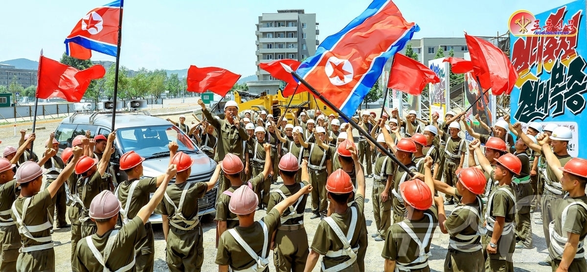 (평양 노동신문=뉴스1) = 북한 노동당 기관지 노동신문은 15일 인민군 제124연대 관병들을 조명하며 "지방공업혁명의 전초에서 위훈을 만들고 있다"고 보도했다. [국내에서만 사용 …