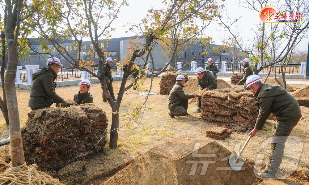 (평양 노동신문=뉴스1) = 북한 노동당 기관지 노동신문은 15일 인민군 제124연대 관병들을 조명하며 "지방공업혁명의 전초에서 위훈을 만들고 있다"고 보도했다. [국내에서만 사용 …