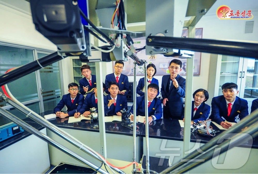 (평양 노동신문=뉴스1) = 북한 노동당 기관지 노동신문은 15일 김일성종합대학에서 실험교육중심 정책을 펴고 있다고 보도했다. [국내에서만 사용가능. 재배포 금지. DB 금지. F …