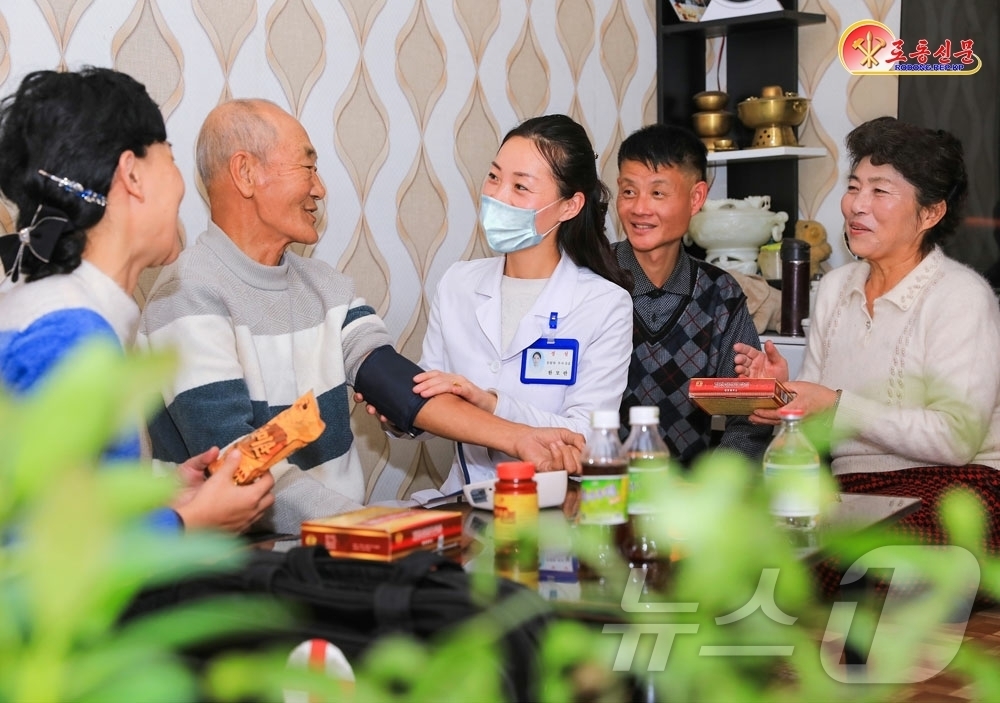 (평양 노동신문=뉴스1) = 북한 노동당 기관지 노동신문은 15일 동대원구역 신흥종합진료소의 호담당의사가 책임과 본분을 다해가고 있다고 보도했다. [국내에서만 사용가능. 재배포 금 …