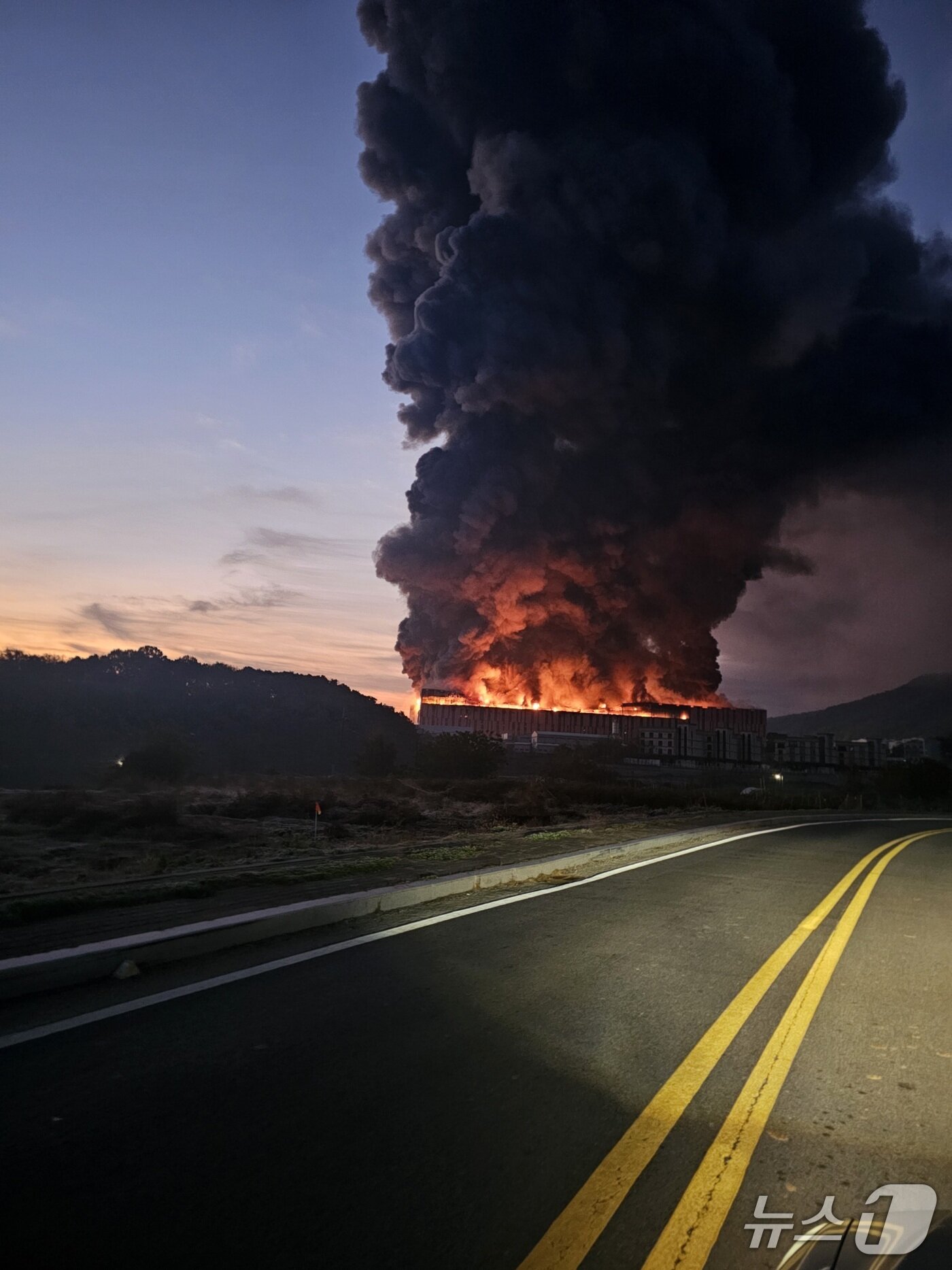 본문 이미지 -  천안 동남구 이랜드물류센터 화재 현장. (독자제공, 재판매 및 DB금지)  / 뉴스1 