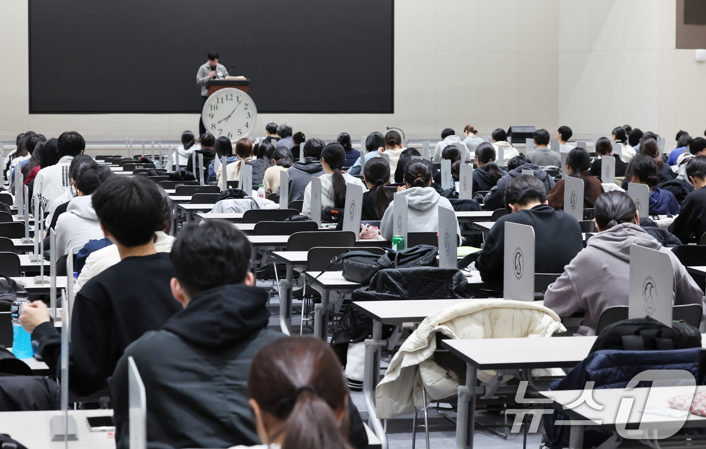 (서울=뉴스1) 장수영 기자 = 15일 오전 서울 종로구 성균관대에서 열린 2026학년도 수시모집 논술시험에서 수험생들이 시험을 준비하고 있다. 2025.11.15/뉴스1