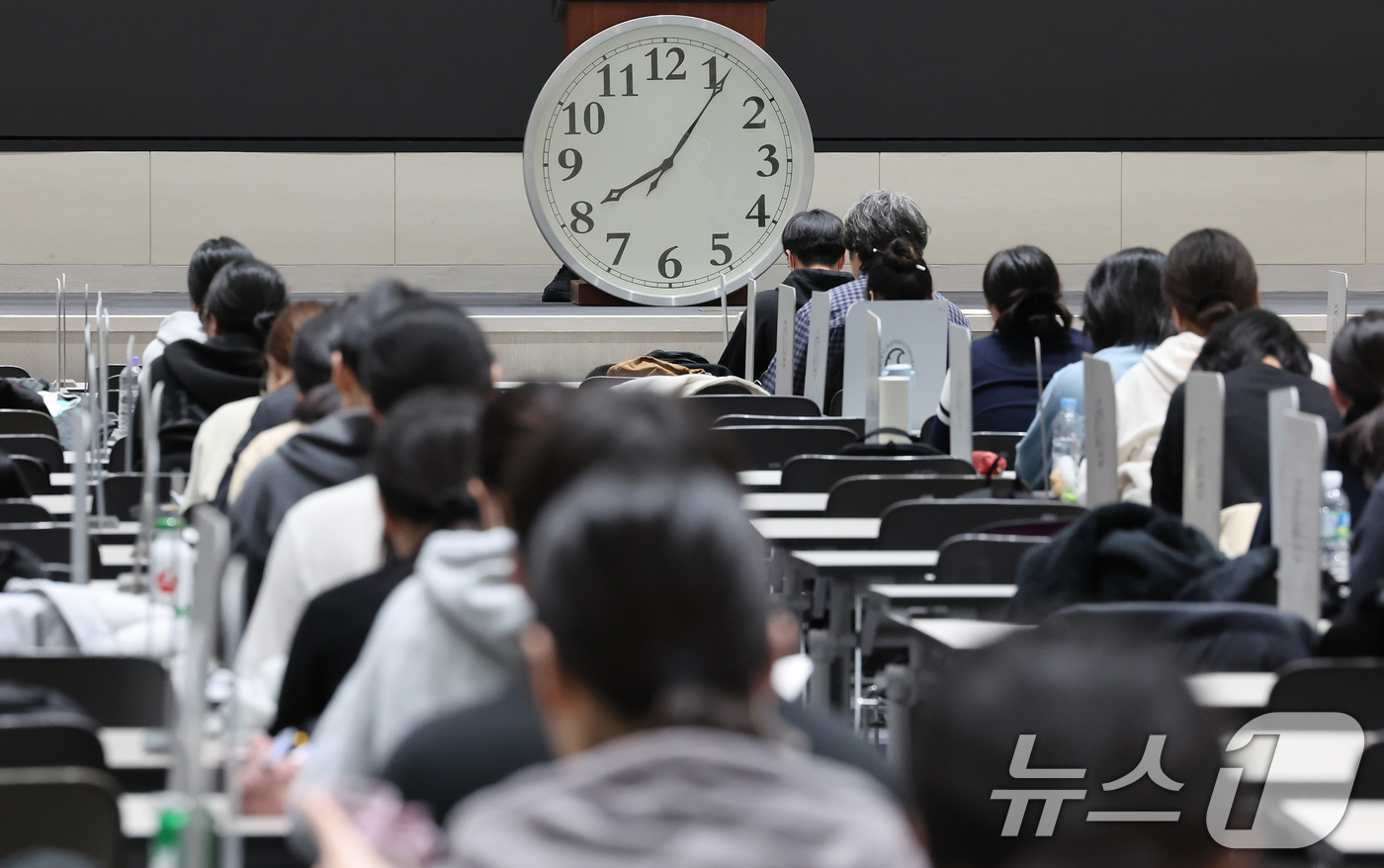 (서울=뉴스1) 장수영 기자 = 15일 오전 서울 종로구 성균관대에서 열린 2026학년도 수시모집 논술시험에서 수험생들이 시험을 준비하고 있다. 2025.11.15/뉴스1
