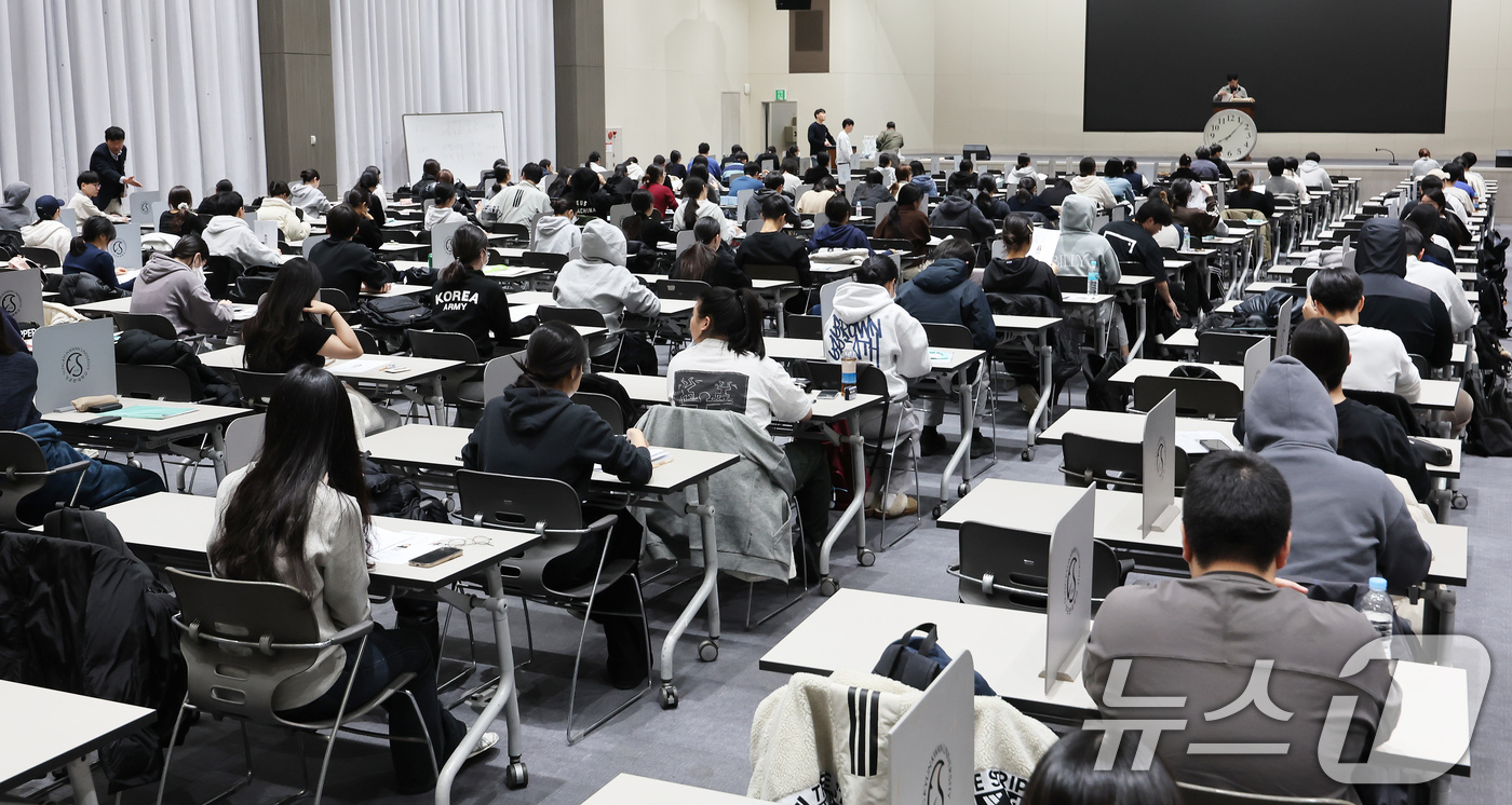 (서울=뉴스1) 장수영 기자 = 15일 오전 서울 종로구 성균관대에서 열린 2026학년도 수시모집 논술시험에서 수험생들이 시험을 준비하고 있다. 2025.11.15/뉴스1