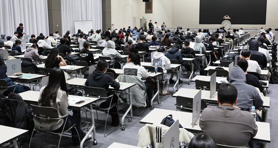 논술 시험장에 앉아 준비하는 수험생들