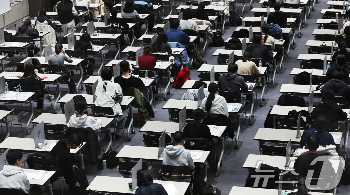 (서울=뉴스1) 장수영 기자 = 15일 오전 서울 종로구 성균관대에서 열린 2026학년도 수시모집 논술시험에서 수험생들이 시험을 준비하고 있다. 2025.11.15/뉴스1