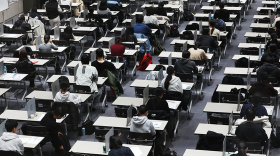 차분하게 논술시험 시간 기다리는 수험생들