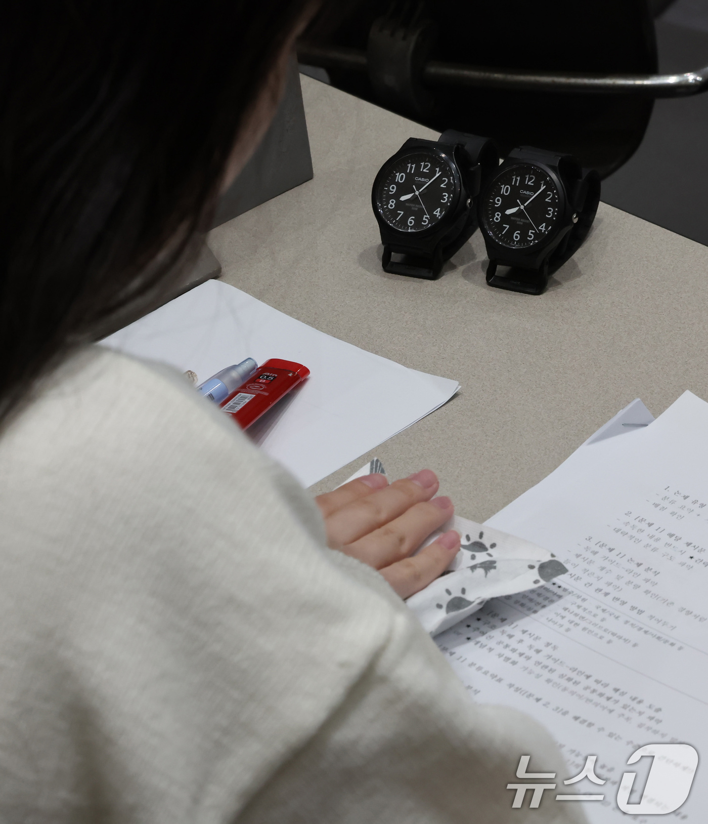 (서울=뉴스1) 장수영 기자 = 15일 오전 서울 종로구 성균관대에서 열린 2026학년도 수시모집 논술시험에서 수험생이 시험을 준비하고 있다. 2025.11.15/뉴스1