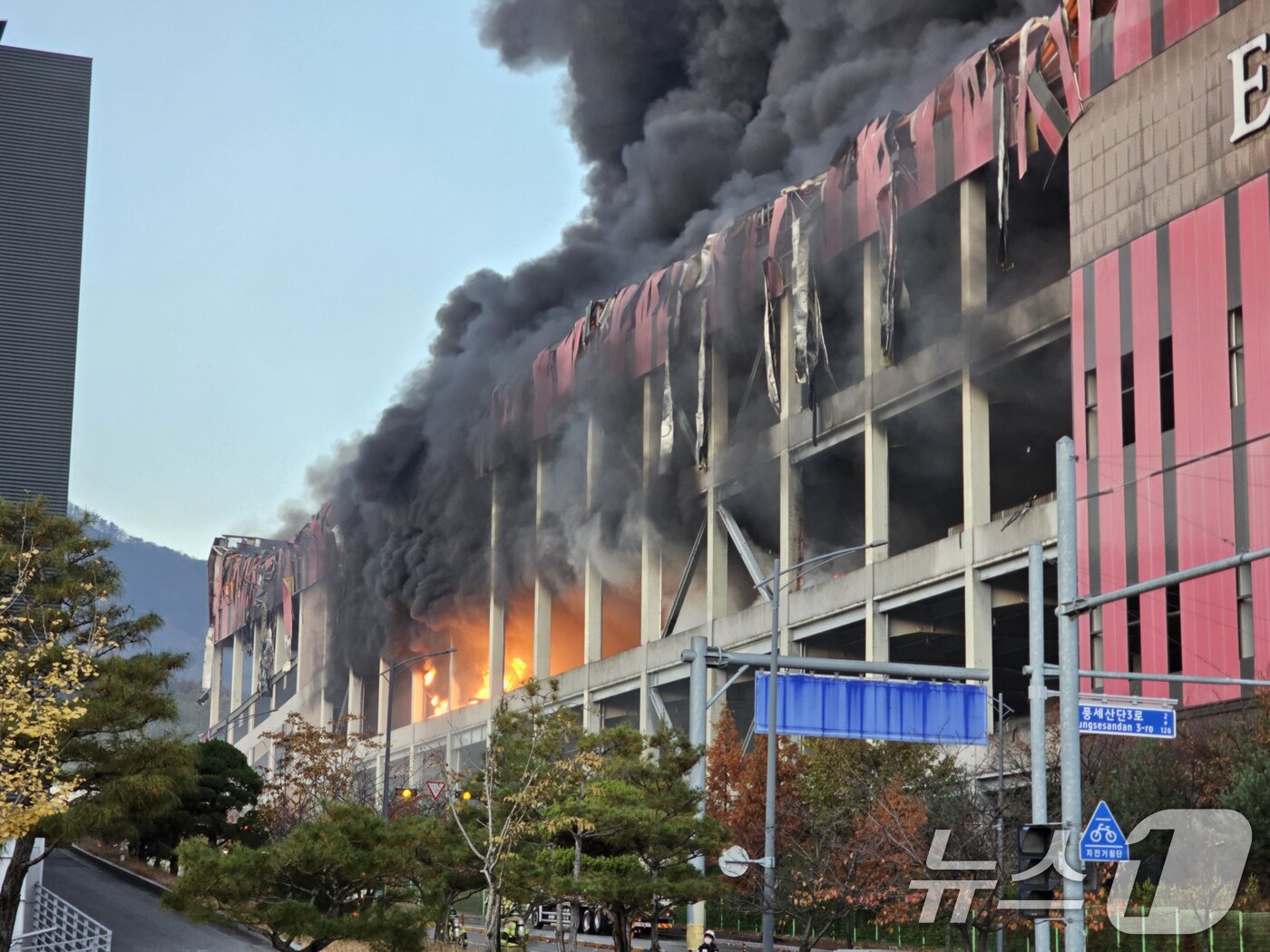 본문 이미지 - 15일 오전 충남 천안 동남구 이랜드패션 물류센터에서 화재가 발생해 검은 연기와 함께 불길이 치솟고 있다. 소방 당국 대응 2단계로 격상해 화재를 진화 중이다. (독자 제공. 재판매 및 DB 금지) 2025.11.15/뉴스1