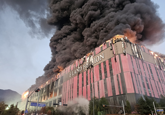 이랜드, 천안물류센터서 화재…"패션물류센터로 현재 진화 중"