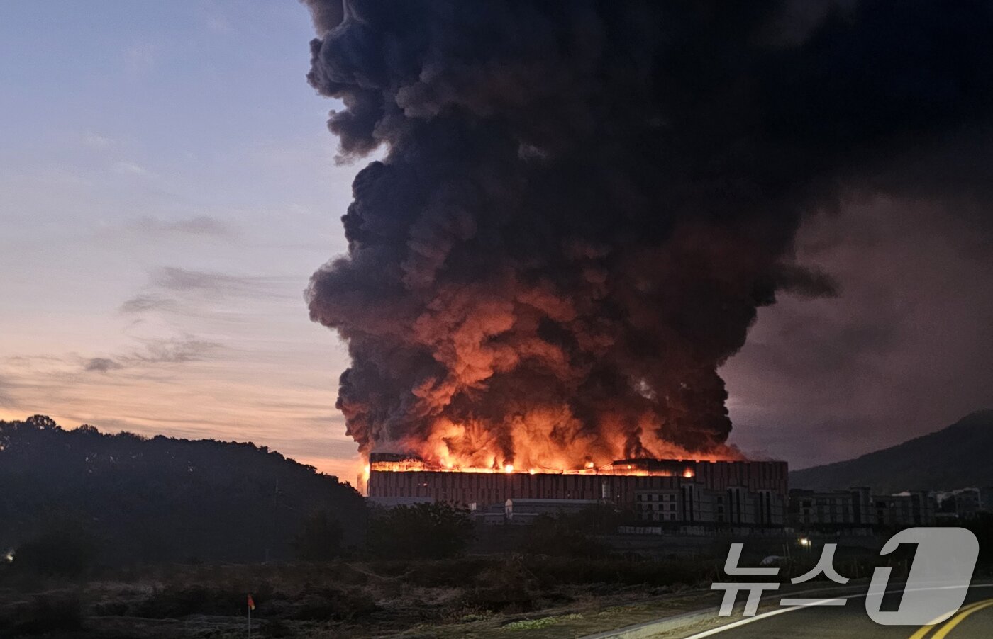 본문 이미지 - 15일 오전 충남 천안 동남구 이랜드패션 물류센터에서 화재가 발생해 검은 연기와 함께 불길이 치솟고 있다. 소방 당국 대응 2단계로 격상해 화재를 진화 중이다. (독자 제공. 재판매 및 DB 금지) 2025.11.15/뉴스1