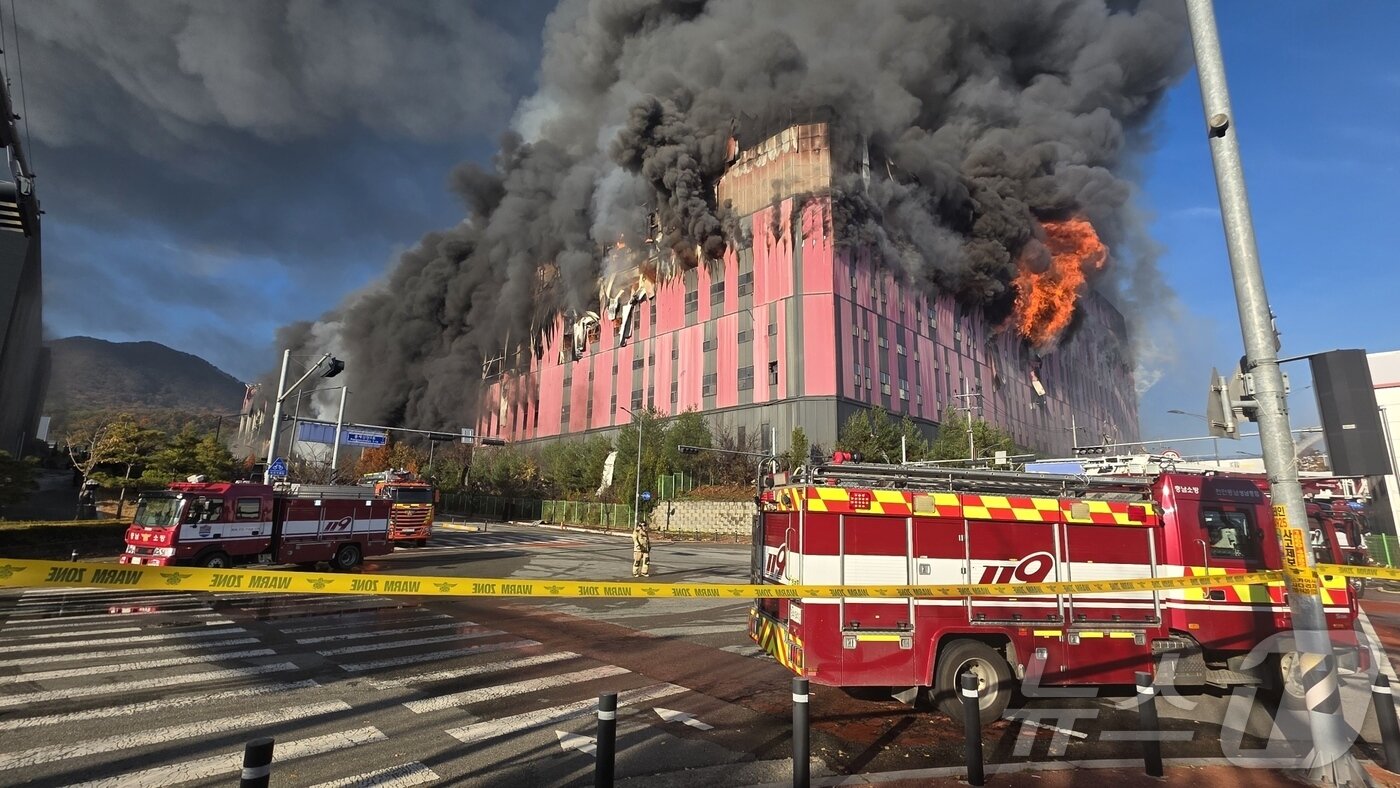 본문 이미지 - 15일 오전 충남 천안 동남구 이랜드패션 물류센터에서 화재가 발생해 검은 연기와 함께 화염이 치솟고 있다. 소방 당국 대응 2단계로 격상해 화재를 진화 중이다. 2025.11.15/뉴스1 ⓒ News1 이시우 기자