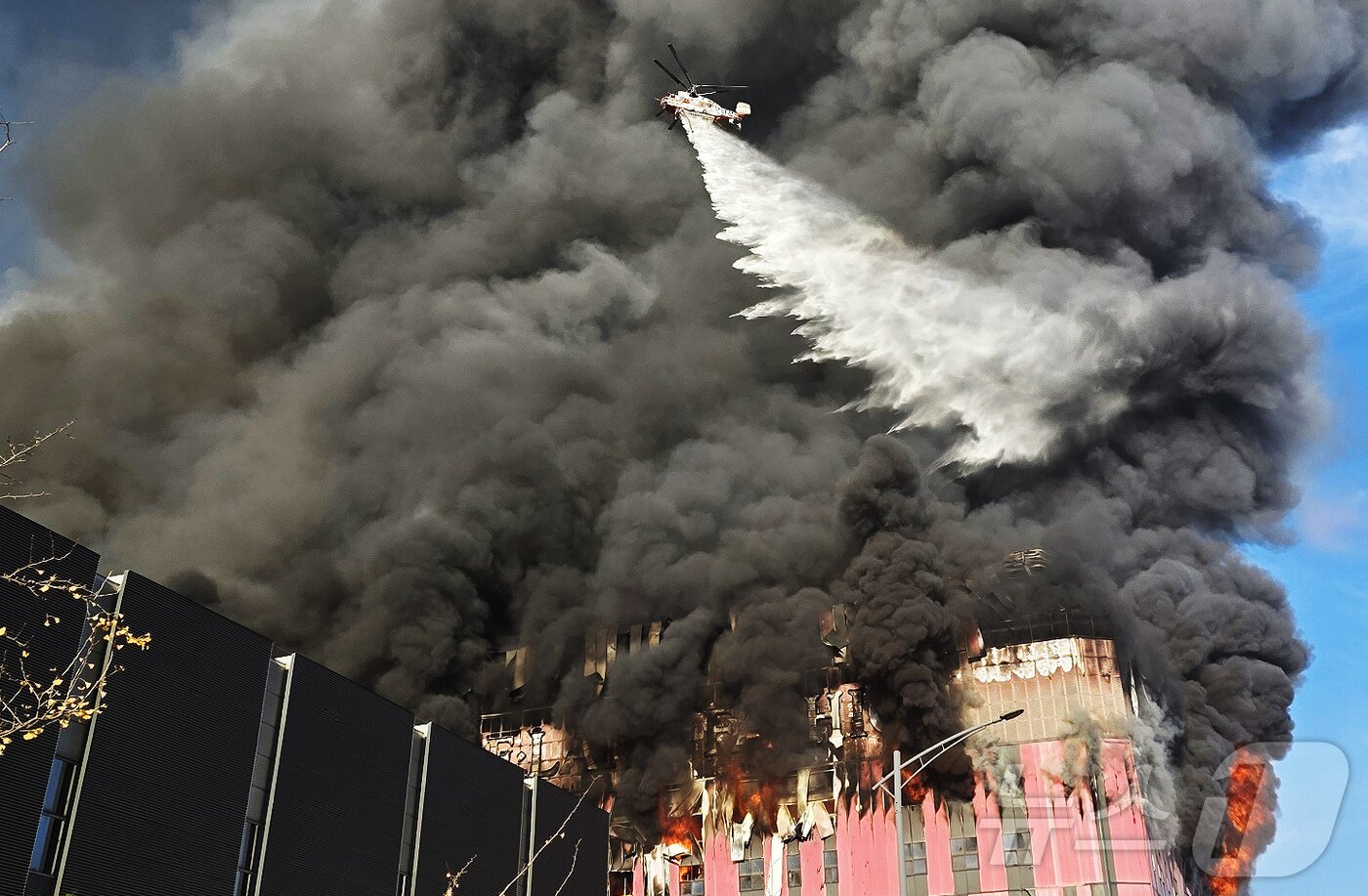 본문 이미지 - 15일 오전 충남 천안 동남구 이랜드패션 물류센터에서 화재가 발생해 소방헬기가 물을 뿌리고 있다. 소방 당국은 대응 2단계로 격상해 화재를 진화 중이다. 2025.11.15/뉴스1 ⓒ News1 이시우 기자
