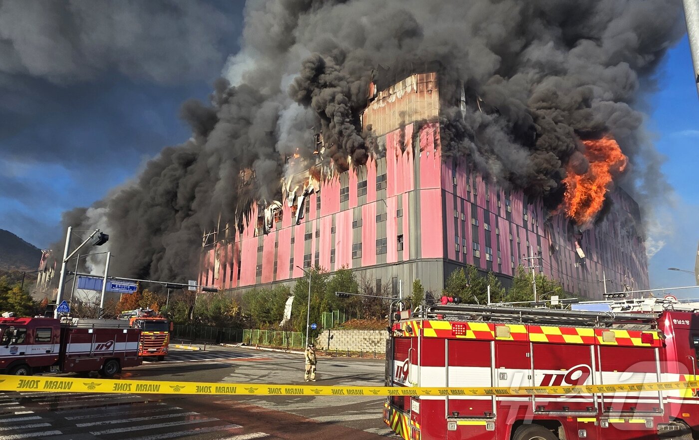 본문 이미지 - 15일 오전 충남 천안 동남구 이랜드패션 물류센터에서 화재가 발생해 검은 연기와 함께 화염이 치솟고 있다.  2025.11.15/뉴스1 ⓒ News1 이시우 기자