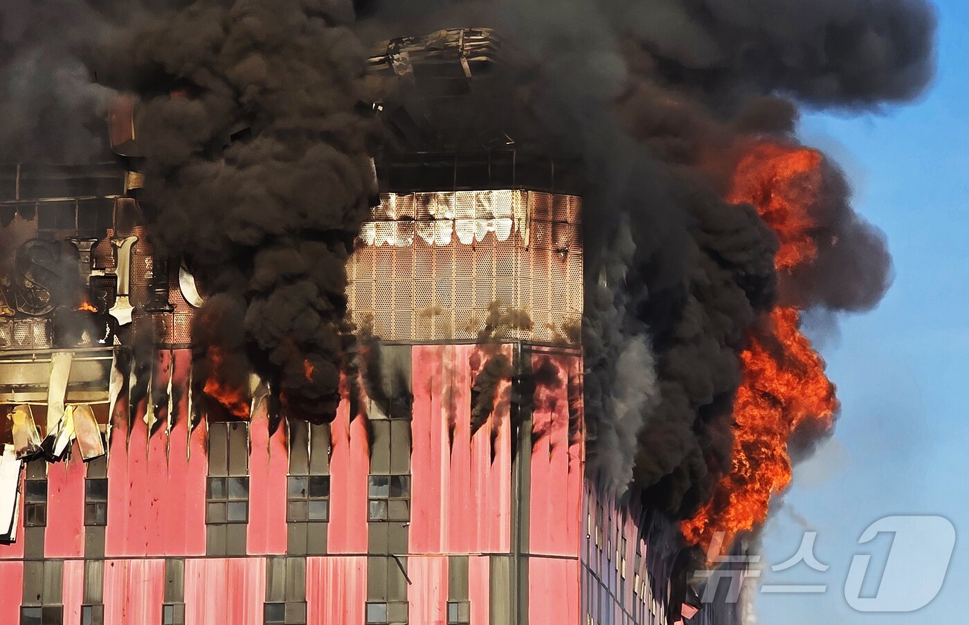 본문 이미지 - 15일 오전 충남 천안 동남구 이랜드패션 물류센터에서 화재가 발생해 검은 연기와 함께 화염이 치솟고 있다.  2025.11.15/뉴스1 ⓒ News1 이시우 기자