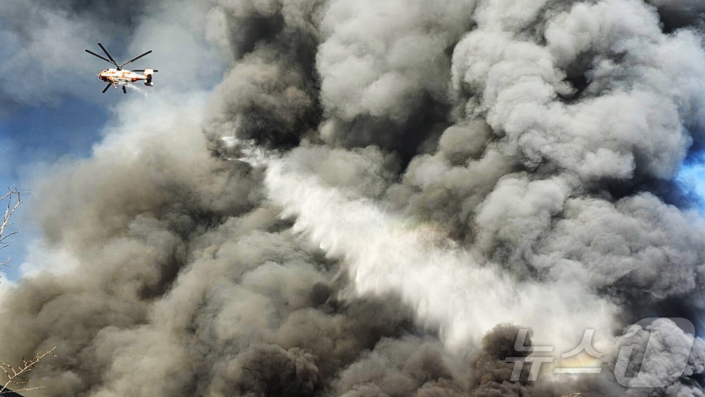 본문 이미지 - 15일 오전 충남 천안 동남구 이랜드패션 물류센터에서 화재가 발생해 소방헬기가 물을 뿌리고 있다.  2025.11.15/뉴스1 ⓒ News1 이시우 기자