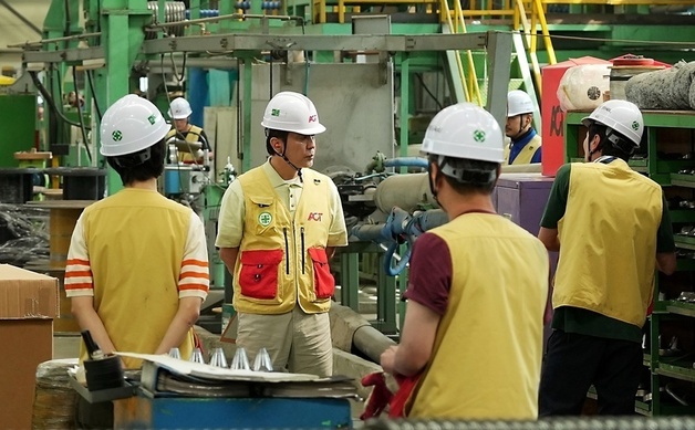 '김부장 이야기' 류승룡, 정리해고 피하기 위한 공장 직원들과 눈치게임